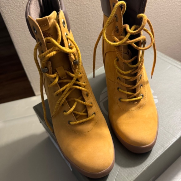 Timberland Heel Boots - Picture 1 of 4